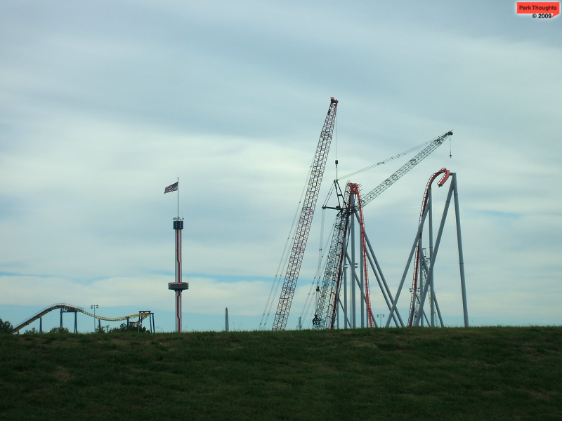 DSCF0813 Intimidator dominates Nighthawk and even looks as tall as the park's centerpiece, Carolina Skytower
